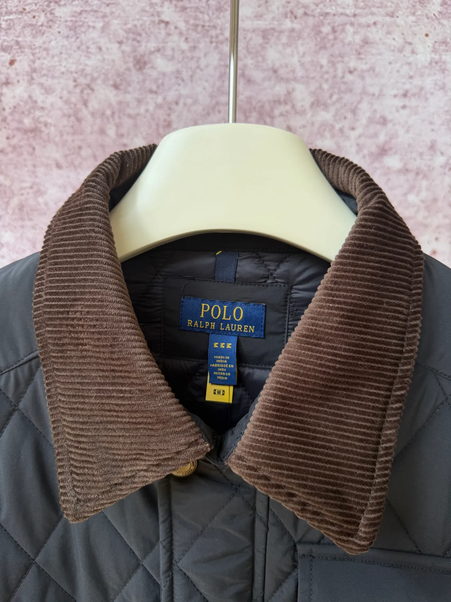 P430 Raff's new rhombus plaid workwear cotton jacket, customized hardware accessories, fine workmanship inside and outside to maintain the original details, simple version, old money style, casual matching, workmanship details restored, diamond grid stitching inside and outside fixed, collar and cuffs with corduroy to add matching attributes, shoulder chapters highlight the brand tonality, hem slit snap design is more matching attributes, full of details
